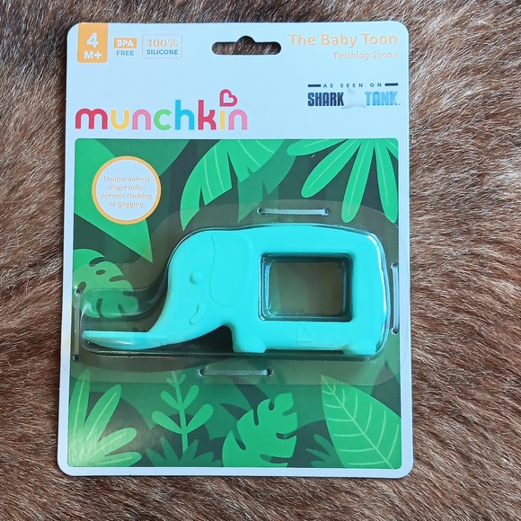 NWT Baby bundle bibs, paci giraffe plushie and Munchkin teething spoon - Picture 4 of 4